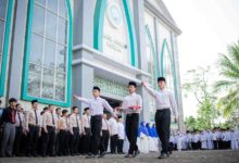 Petugas santri membawa bendera Merah Putih saat upacara Hari Santri Nasional 2026 di halaman Gedung Ahmad Dahlan Ponpes Darul Arqom Patean.