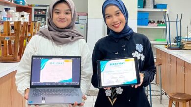 Dua mahasiswa Farmasi UMP menunjukkan sertifikat juara 1 kompetisi poster ilmiah ANESCO 2.0 di layar laptop dan tablet