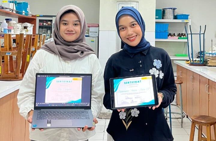 Dua mahasiswa Farmasi UMP menunjukkan sertifikat juara 1 kompetisi poster ilmiah ANESCO 2.0 di layar laptop dan tablet