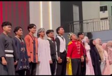 Mahasiswa Elite Class tampil membawakan drama empat bahasa pada acara EEP Graduation UMP 2026 di Universitas Muhammadiyah Purwokerto