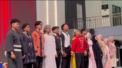 Mahasiswa Elite Class tampil membawakan drama empat bahasa pada acara EEP Graduation UMP 2026 di Universitas Muhammadiyah Purwokerto