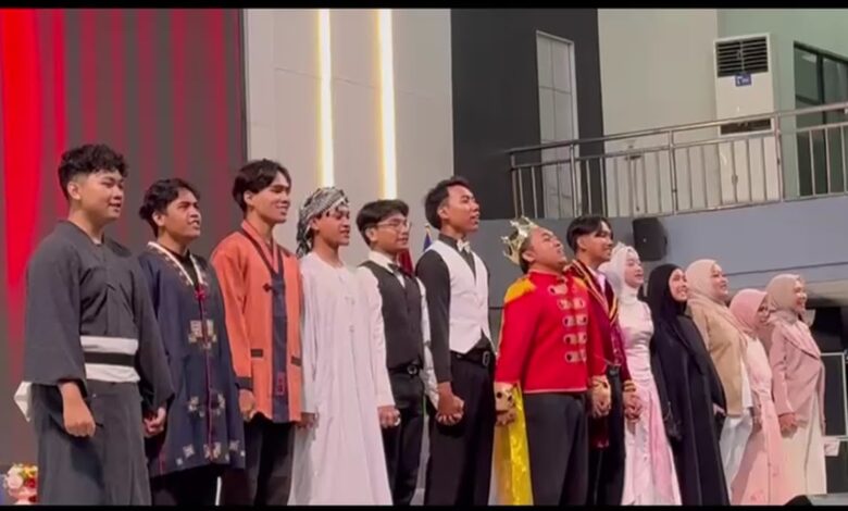 Mahasiswa Elite Class tampil membawakan drama empat bahasa pada acara EEP Graduation UMP 2026 di Universitas Muhammadiyah Purwokerto