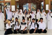 Murid SMP Muhammadiyah Keling memegang piala kejuaraan saat peringatan Hari Santri Nasional 2026