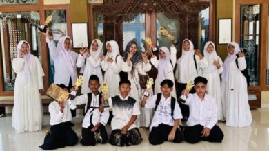 Murid SMP Muhammadiyah Keling memegang piala kejuaraan saat peringatan Hari Santri Nasional 2026