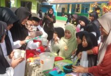 Siswa MI Muhammadiyah Gentasari meramaikan stan Market Day Kuliner Nusantara dalam peringatan Hari Santri Nasional 2026