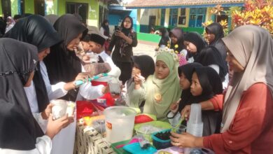 Siswa MI Muhammadiyah Gentasari meramaikan stan Market Day Kuliner Nusantara dalam peringatan Hari Santri Nasional 2026