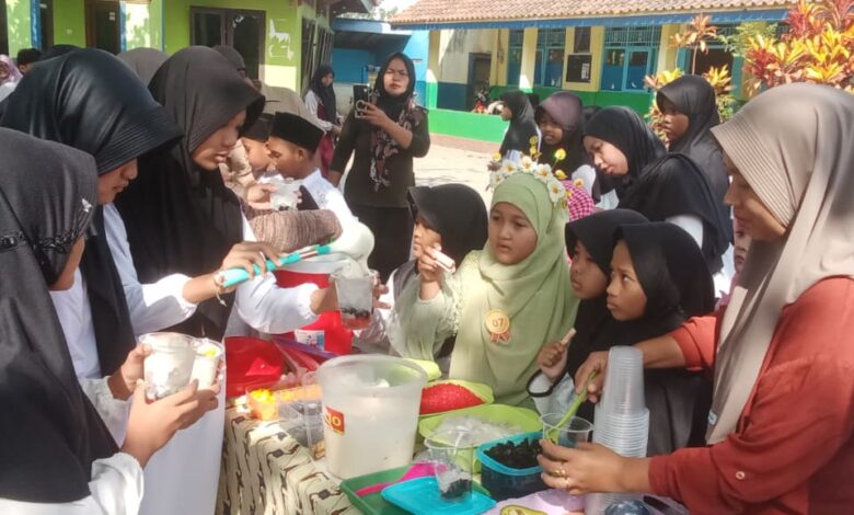 Siswa MI Muhammadiyah Gentasari meramaikan stan Market Day Kuliner Nusantara dalam peringatan Hari Santri Nasional 2026