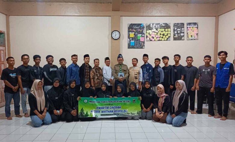 Foto bersama kontingen HW Boyolali dan pembina saat acara pelepasan Mahrojan Penghela di PonpesMU Manafi’ul ‘Ulum Sambi.