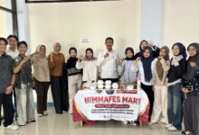 Dosen dan mahasiswa S1 Manajemen TMU berfoto bersama di stan HIMMAFES MART dalam program kewirausahaan mahasiswa TMU.