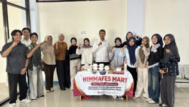 Dosen dan mahasiswa S1 Manajemen TMU berfoto bersama di stan HIMMAFES MART dalam program kewirausahaan mahasiswa TMU.