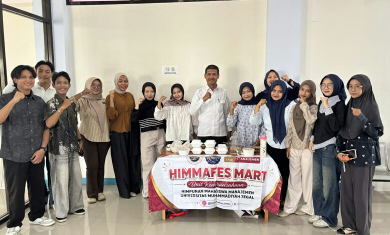 Dosen dan mahasiswa S1 Manajemen TMU berfoto bersama di stan HIMMAFES MART dalam program kewirausahaan mahasiswa TMU.