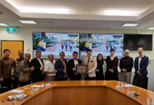 Rombongan Majelis Dikdasmen Muhammadiyah foto bersama jajaran pimpinan Curtin University Australia usai pembahasannya terkait beasiswa kuliah di Australia.