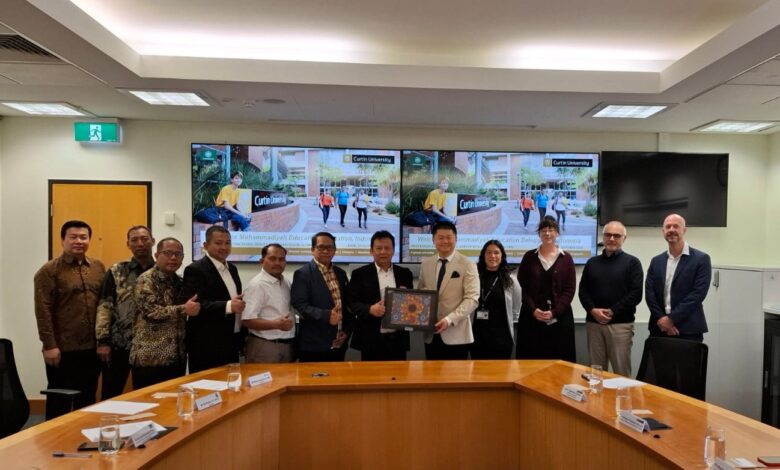 Rombongan Majelis Dikdasmen Muhammadiyah foto bersama jajaran pimpinan Curtin University Australia usai pembahasannya terkait beasiswa kuliah di Australia.