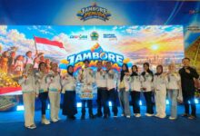 Alumni Informatika UMPP Haifan Tri Buwono Jo’yo Pangestu menerima piala dan papan hadiah Juara 2 Jambore Pemuda Jawa Tengah 2026 di panggung acara.