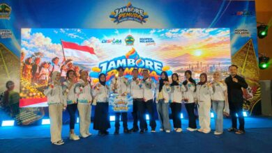 Alumni Informatika UMPP Haifan Tri Buwono Jo’yo Pangestu menerima piala dan papan hadiah Juara 2 Jambore Pemuda Jawa Tengah 2026 di panggung acara.