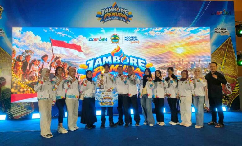 Alumni Informatika UMPP Haifan Tri Buwono Jo’yo Pangestu menerima piala dan papan hadiah Juara 2 Jambore Pemuda Jawa Tengah 2026 di panggung acara.
