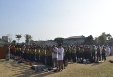 Jamaah dari tiga AUM dan warga Desa Bolon memadati lapangan untuk melaksanakan Sholat Istisqa di Colomadu Karanganyar.