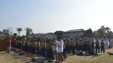 Jamaah dari tiga AUM dan warga Desa Bolon memadati lapangan untuk melaksanakan Sholat Istisqa di Colomadu Karanganyar.