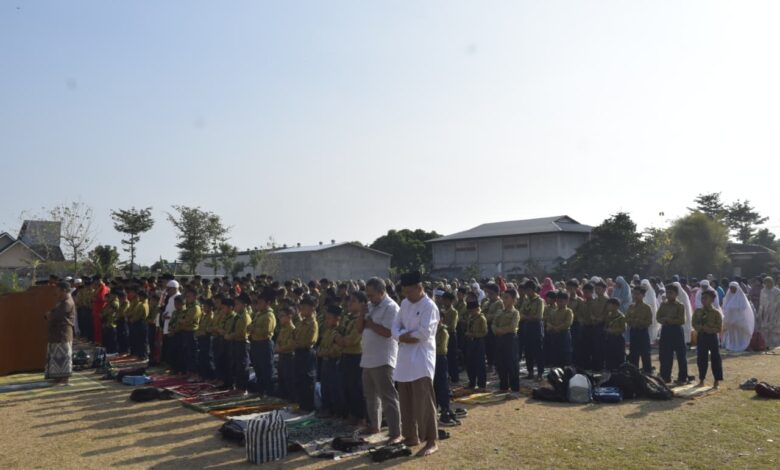 Jamaah dari tiga AUM dan warga Desa Bolon memadati lapangan untuk melaksanakan Sholat Istisqa di Colomadu Karanganyar.