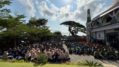 PDM Temanggung menggelar peluncuran Gerakan Jumat Bersih di halaman kantor PDM diikuti ribuan pelajar dan warga Muhammadiyah.
