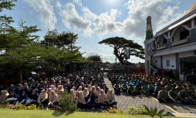 PDM Temanggung menggelar peluncuran Gerakan Jumat Bersih di halaman kantor PDM diikuti ribuan pelajar dan warga Muhammadiyah.