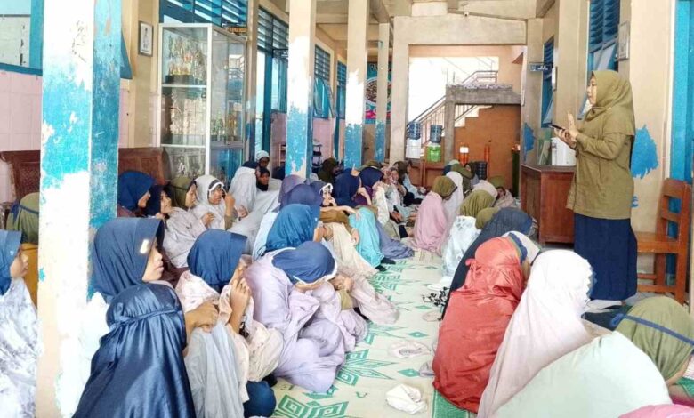 Suasana kegiatan Fiqhun Nisaa SD Muhammadiyah PK Banyudono saat ustadzah memberikan materi fikih perempuan dan edukasi haid kepada para siswi.