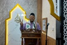 Ustaz Dwi Jatmiko menyampaikan khotbah Jumat tentang cara memohon hujan lebat dan ikhtiar ekologis di Masjid As-Syiar RRI Surakarta.