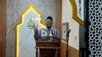 Ustaz Dwi Jatmiko menyampaikan khotbah Jumat tentang cara memohon hujan lebat dan ikhtiar ekologis di Masjid As-Syiar RRI Surakarta.