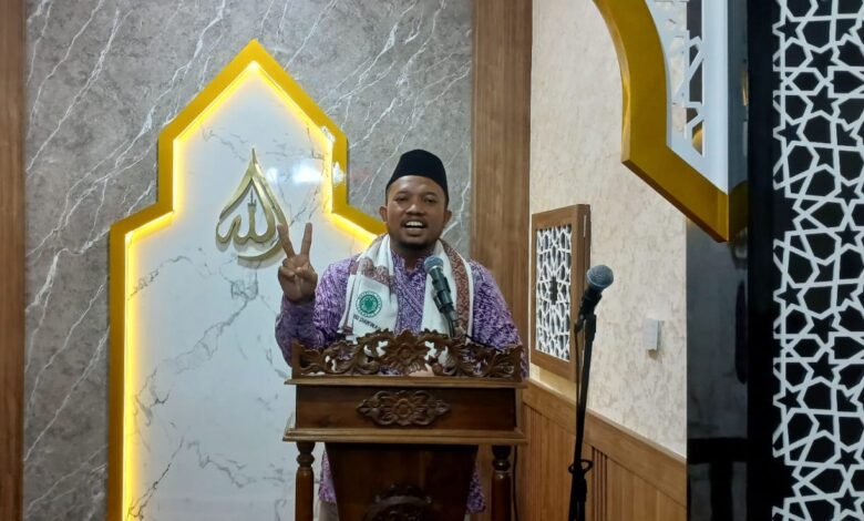 Ustaz Dwi Jatmiko menyampaikan khotbah Jumat tentang cara memohon hujan lebat dan ikhtiar ekologis di Masjid As-Syiar RRI Surakarta.