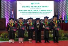 Rektor UMPWR foto bersama wisudawan berprestasi berpredikat cumlaude pada prosesi Wisuda UMPWR 2026 di Auditorium Kasman Singodimedjo.