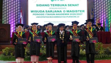 Rektor UMPWR foto bersama wisudawan berprestasi berpredikat cumlaude pada prosesi Wisuda UMPWR 2026 di Auditorium Kasman Singodimedjo.