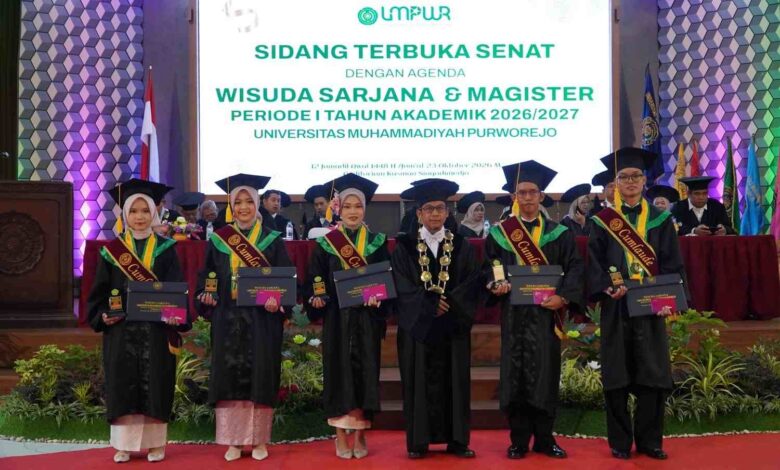 Rektor UMPWR foto bersama wisudawan berprestasi berpredikat cumlaude pada prosesi Wisuda UMPWR 2026 di Auditorium Kasman Singodimedjo.