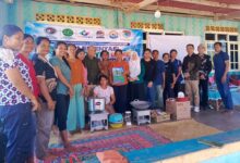 Tim UMPWR dan Unkriswina foto bersama warga Desa Kaliuda Sumba Timur dalam pendampingan olahan rumput laut Program Kosabangsa 2026.