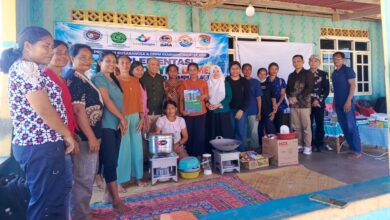Tim UMPWR dan Unkriswina foto bersama warga Desa Kaliuda Sumba Timur dalam pendampingan olahan rumput laut Program Kosabangsa 2026.