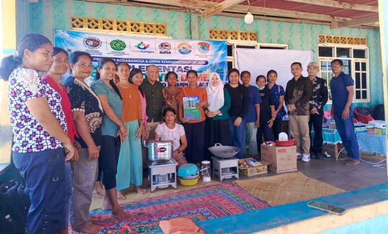 Tim UMPWR dan Unkriswina foto bersama warga Desa Kaliuda Sumba Timur dalam pendampingan olahan rumput laut Program Kosabangsa 2026.