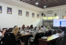 Suasana rapat jajaran pimpinan FIK UMS mematangkan persiapan pendirian Program Profesi dan S3 Kesehatan Masyarakat.