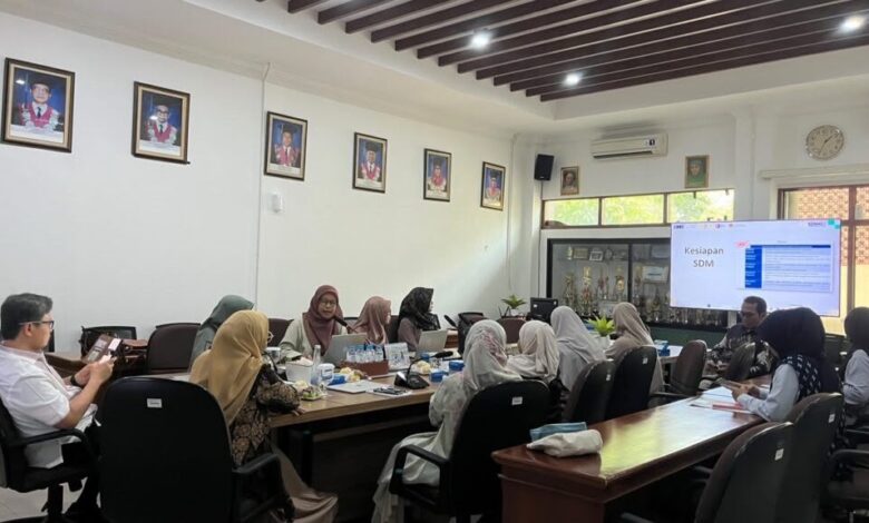 Suasana rapat jajaran pimpinan FIK UMS mematangkan persiapan pendirian Program Profesi dan S3 Kesehatan Masyarakat.