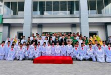 Foto bersama peringatan Hari Santri 2026 NU dan Muhammadiyah bersatu di UNIMUGO bersama jajaran pimpinan, Forkopimcam Gombong, serta petugas upacara di Fakultas Kedokteran UNIMUGO.