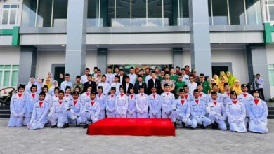 Foto bersama peringatan Hari Santri 2026 NU dan Muhammadiyah bersatu di UNIMUGO bersama jajaran pimpinan, Forkopimcam Gombong, serta petugas upacara di Fakultas Kedokteran UNIMUGO.