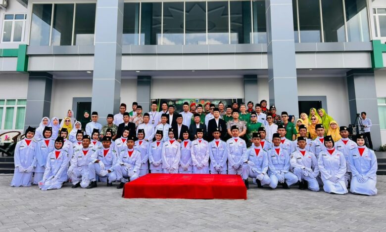 Foto bersama peringatan Hari Santri 2026 NU dan Muhammadiyah bersatu di UNIMUGO bersama jajaran pimpinan, Forkopimcam Gombong, serta petugas upacara di Fakultas Kedokteran UNIMUGO.