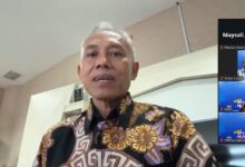 Rektor UMS Prof Harun Joko Prayitno memberikan sambutan secara daring dalam acara Kick-off Beasiswa IKA UMS Batch VIII.
