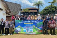Peserta Makrab IMM STIE Muhammadiyah Cilacap membentangkan spanduk dan berfoto bersama di Baturraden Banyumas.