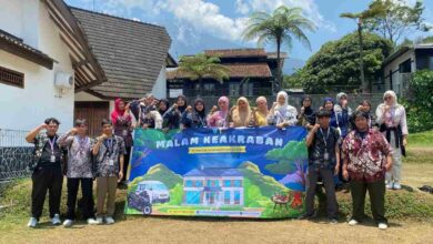 Peserta Makrab IMM STIE Muhammadiyah Cilacap membentangkan spanduk dan berfoto bersama di Baturraden Banyumas.