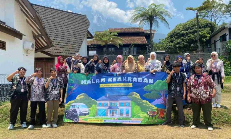 Peserta Makrab IMM STIE Muhammadiyah Cilacap membentangkan spanduk dan berfoto bersama di Baturraden Banyumas.