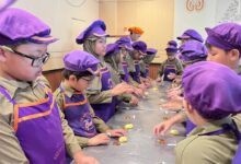 Siswa SD Muhammadiyah PK Solo mempraktikkan kegiatan ekonomi membuat roti di pabrik Roti Ganep's