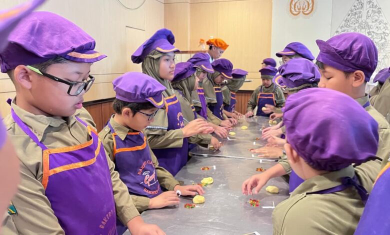 Siswa SD Muhammadiyah PK Solo mempraktikkan kegiatan ekonomi membuat roti di pabrik Roti Ganep's
