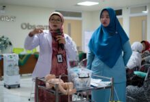 Dokter Spesialis Anak dr. Restu Triwulandani Tolibin, Sp.A memberikan materi edukasi resusitasi neonatus menggunakan manekin bayi kepada anggota IBI Kartasura di RS UMS A.R. Fachrudin.