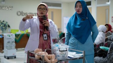 Dokter Spesialis Anak dr. Restu Triwulandani Tolibin, Sp.A memberikan materi edukasi resusitasi neonatus menggunakan manekin bayi kepada anggota IBI Kartasura di RS UMS A.R. Fachrudin.