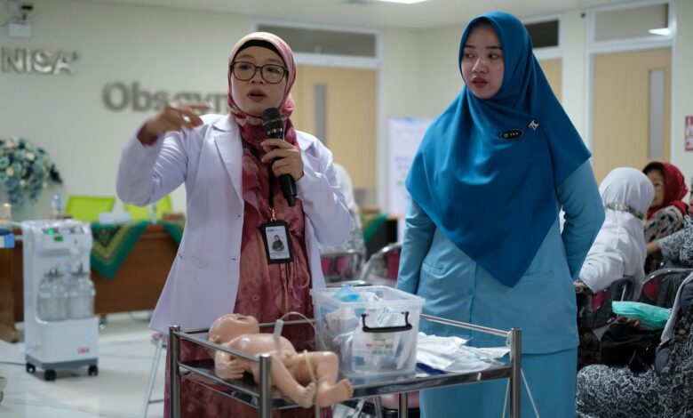 Dokter Spesialis Anak dr. Restu Triwulandani Tolibin, Sp.A memberikan materi edukasi resusitasi neonatus menggunakan manekin bayi kepada anggota IBI Kartasura di RS UMS A.R. Fachrudin.