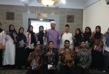 Pemateri Ustaz Dwi Jatmiko berfoto bersama siswa pengurus Rohis SMK Kesehatan Mandala Bhakti Solo saat LDK peringatan Hari Santri 2026.